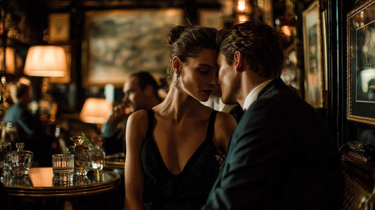 Une femme qui regarde un homme dans les yeux : signaux fiables - Vaillant Parfums